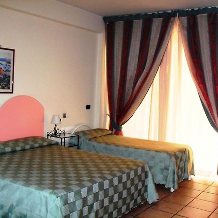 B&B La Grotta SantʼAlessio Siculo Exterior foto